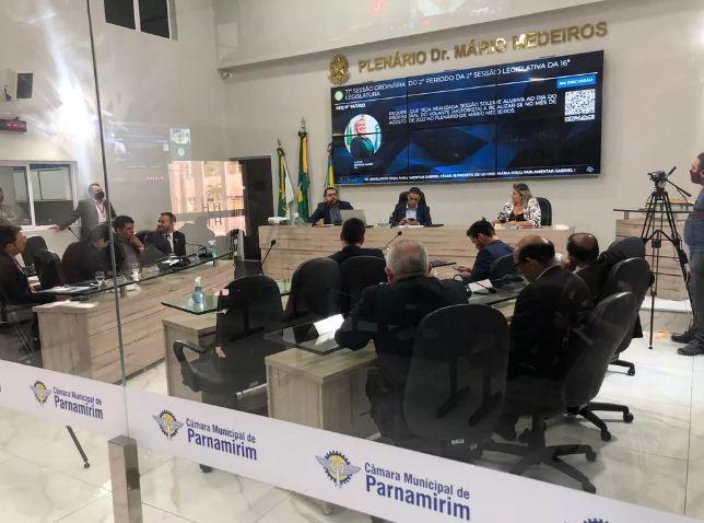 Investigado por fraudes no SUS, vereador de Parnamirim volta às atividades parlamentares com tornozeleira eletrônica