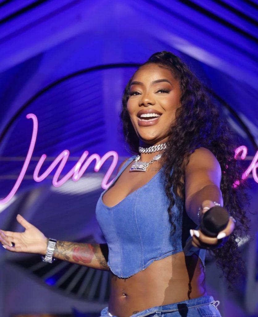 Ludmilla divide com Daniela Mecury réveillon em Natal