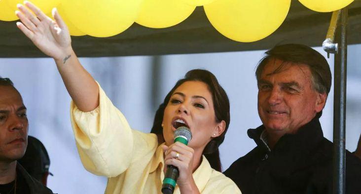 Michelle Bolsonaro adota tom messiânico em primeiro comício e diz que nova campanha é 'milagre'