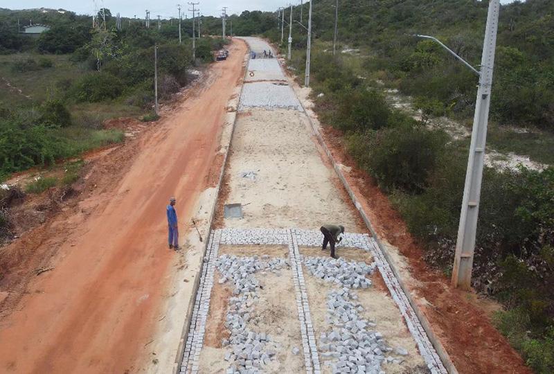 NÍSIA FLORESTA: AVANÇA A PAVIMENTAÇÃO DO ÚLTIMO TRECHO DA ESTRADA ALCAÇUZ – PIRANGI DO SUL