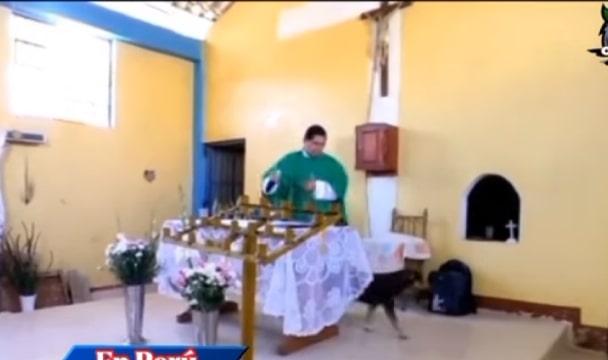 Padre chuta cachorro em missa e revolta internautas [ VÍDEO ]