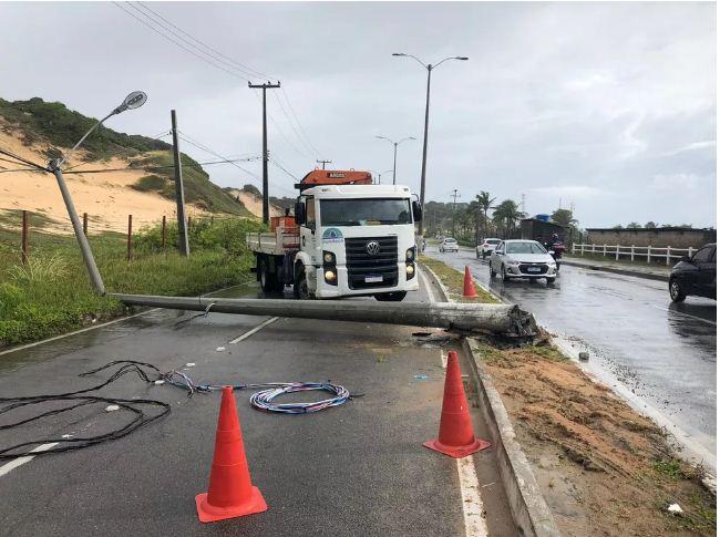 Poste cai após acidente e trecho da Via Costeira é interditado