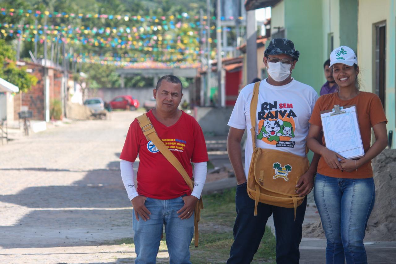 PREFEITURA ENTREGA COLETORES PARA EXAMES DE ESQUISTOSSOMOSE