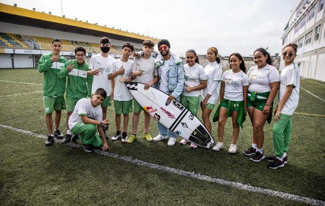 Prestes a inaugurar projeto social, Italo Ferreira visita Instituto Neymar Jr em São Paulo