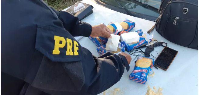 PRF encontra cocaína escondida em pacotes de flocos de milho e prende passageiro de ônibus interestadual em São José de Mipibu
