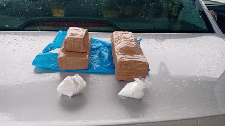 [Vídeo] Dois homens são presos pela PRF por tráfico de drogas