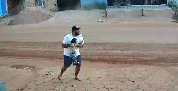 VÍDEO: Pai salva bebê de ser atropelado por carro desgovernado