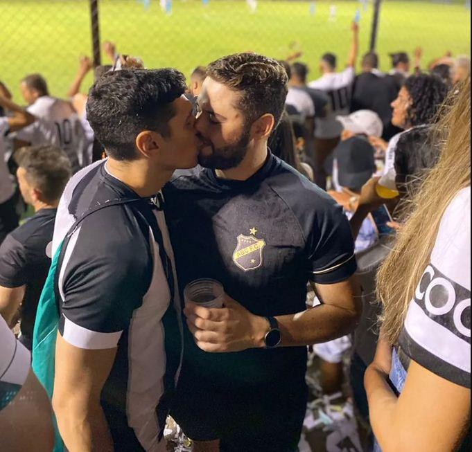 Beijo entre torcedores do ABC em jogo do acesso gera ataques homofóbicos na web