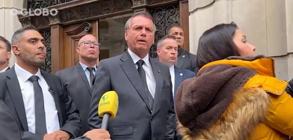 Bolsonaro se irrita e abandona entrevista após pergunta sobre uso político do funeral da rainha Elizabeth (vídeo)