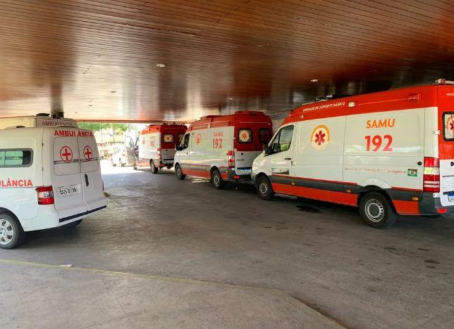 Com pacientes em macas à espera de leitos, 15 ambulâncias do Samu ficam retidas no Hospital Walfredo Gurgel em Natal