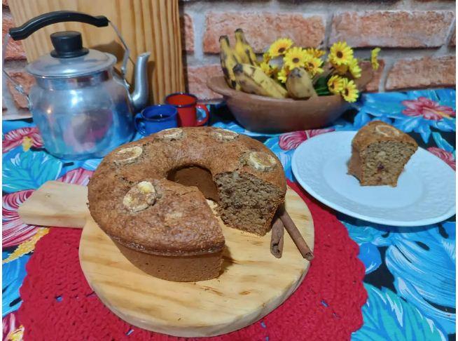 Confira uma prática receita de bolo de banana com passas