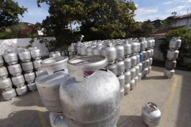 Gás de cozinha sofre reajuste e botijão deve custar em média R$ 120 no RN, diz sindicato