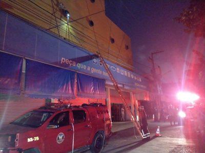 Homem morre eletrocutado enquanto pintava a fachada de uma loja