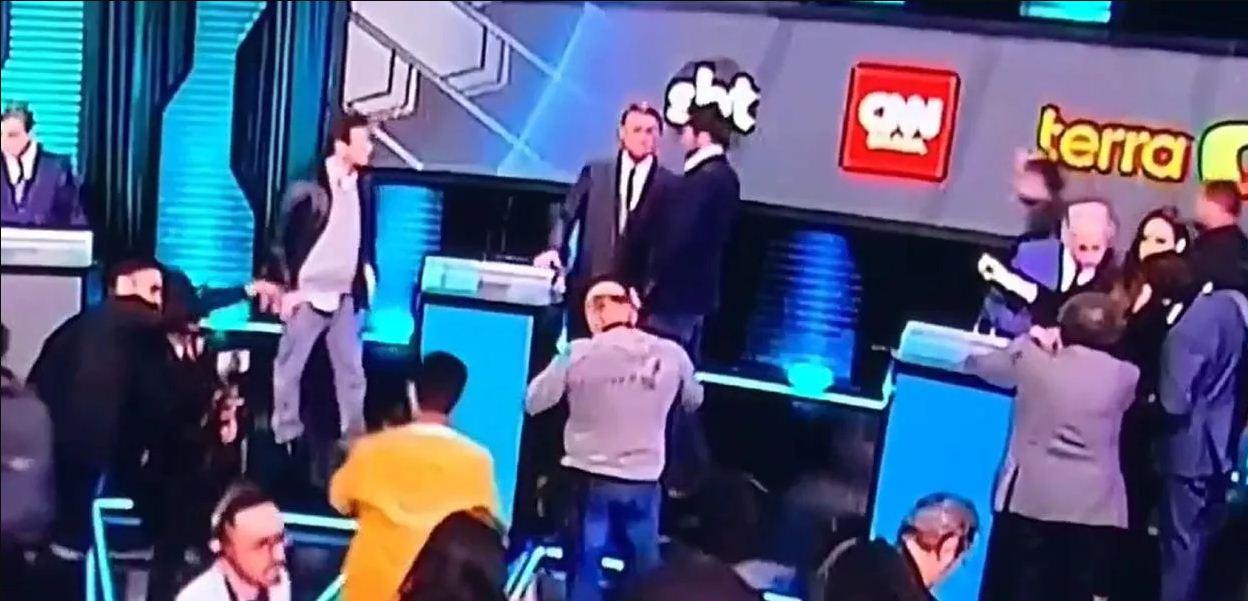 Internautas apontam que Fábio Farias cochicha com Ciro e imediatamente leva recado para Bolsonaro durante debate (vídeo)