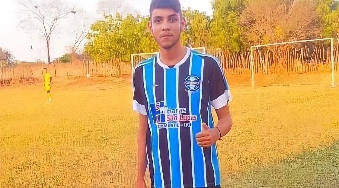 Jovem de 18 anos morre após colidir moto com cavalo enquanto voltava de partida de futebol no Nordeste