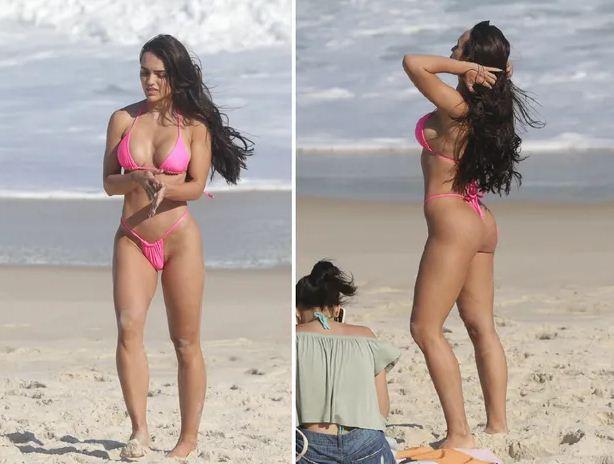 Rafa Kalimann curte praia com amigos de biquíni rosa neon