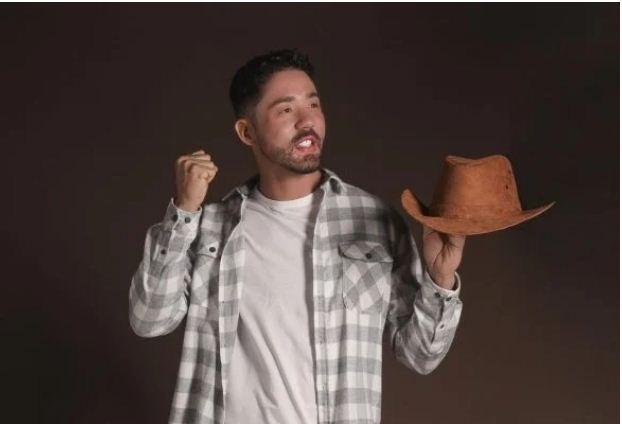 Rico Melquiades veste bota e chapéu e volta para A Fazenda. Saiba tudo
