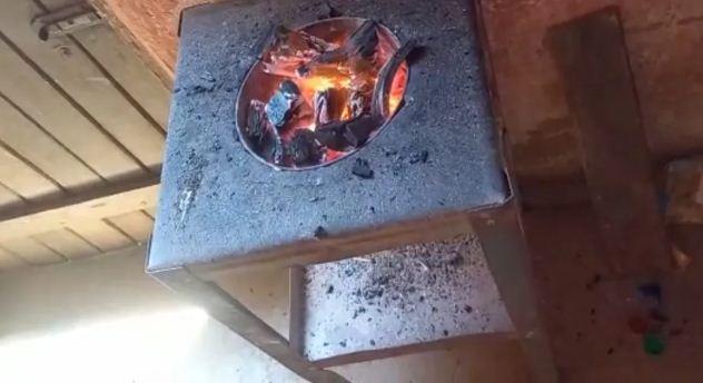 Sem dinheiro para comprar botijão de gás, famílias passam a usar carvão e lenha para cozinhar no interior do RN