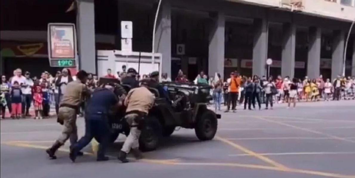 Tanque estraga no meio do desfile em Niterói e precisa ser empurrado por militares