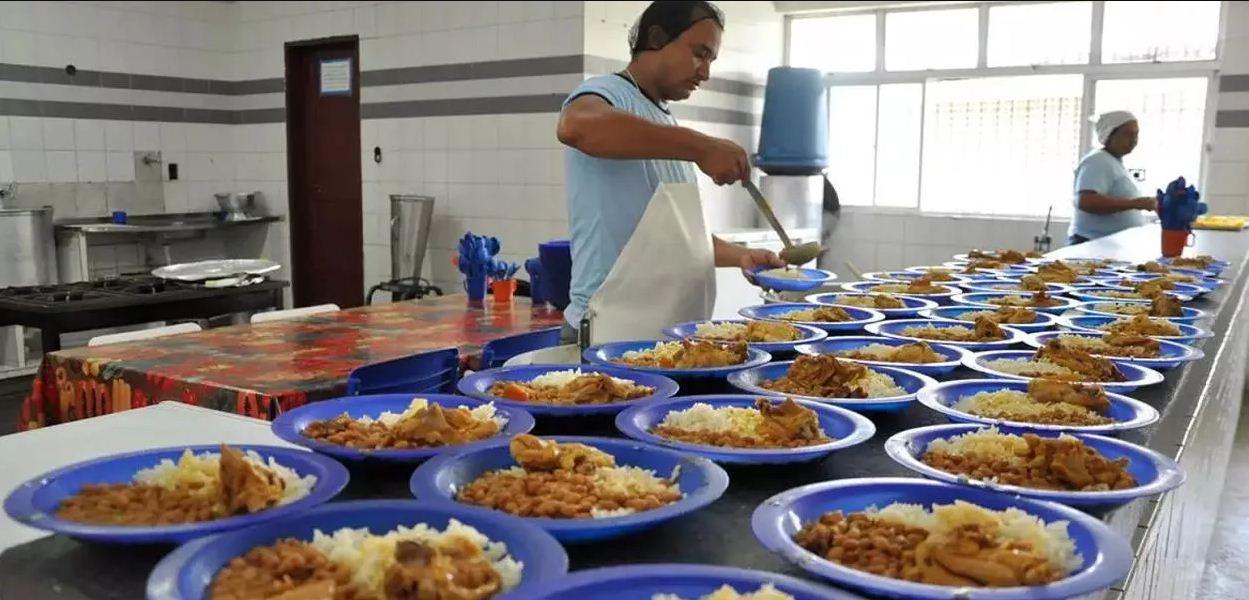 Veto de Bolsonaro a reajuste do PNAE piora quantidade e qualidade da merenda escolar