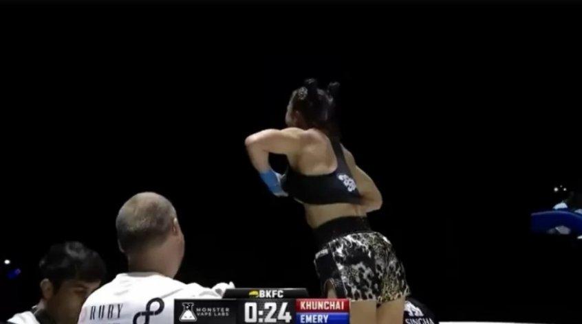 [Vídeo]: Lutadora de MMA vence duelo, se empolga e mostra os seios para a torcida