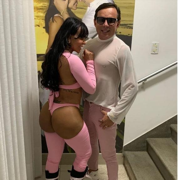 Aos 63 anos, Gretchen deixa bumbum à mostra em figurino ousado e se revolta com críticas