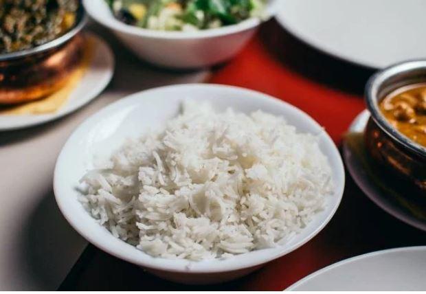 Arroz branco pode fazer tão mal quanto doce e gordura, diz estudo