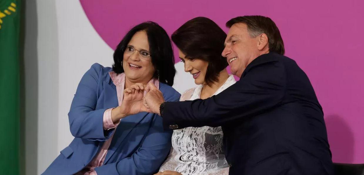Bolsonaro escala Michelle e Damares para apagar incêndio após fala pedófila