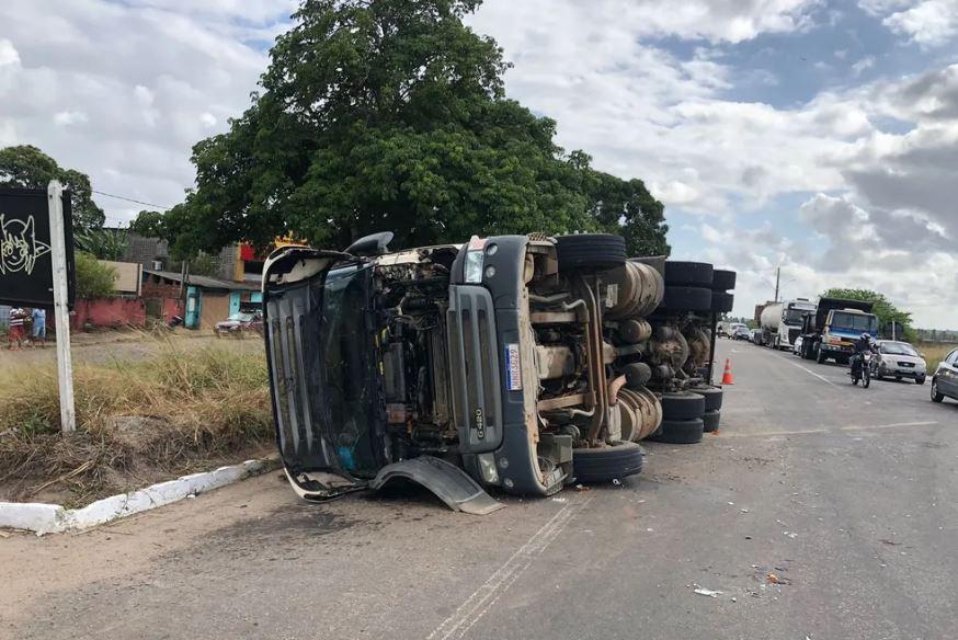 Caminhão carregado de placas solares tomba em rotatória na BR-304 na Grande Natal