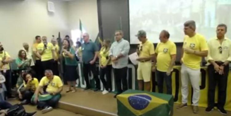 * Deputada bolsonarista Carla Dickson aos médicos: “Peguem os pacientes de vocês, tem nada não se perder aquele paciente