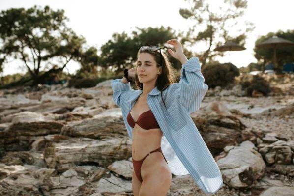 Descubra 10 opções de saídas de praia para montar looks elegantes