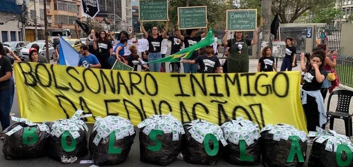 Estudantes vão às ruas de todo o país contra os cortes de Bolsonaro na educação