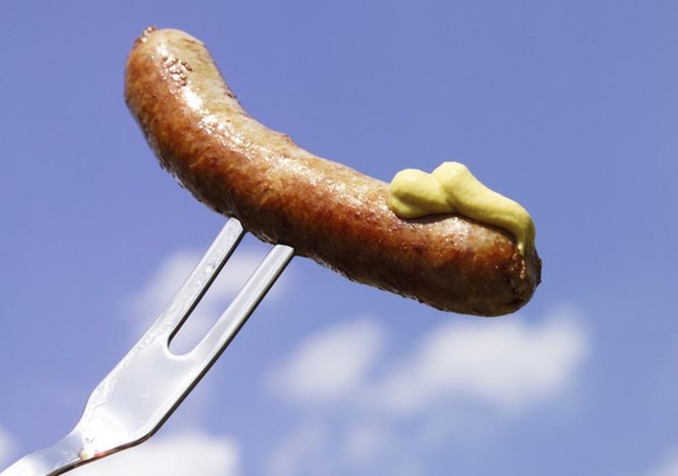 Estudo alerta que comer ESSA quantidade de salsichas por semana aumenta em até 50% risco de doenças cardíacas