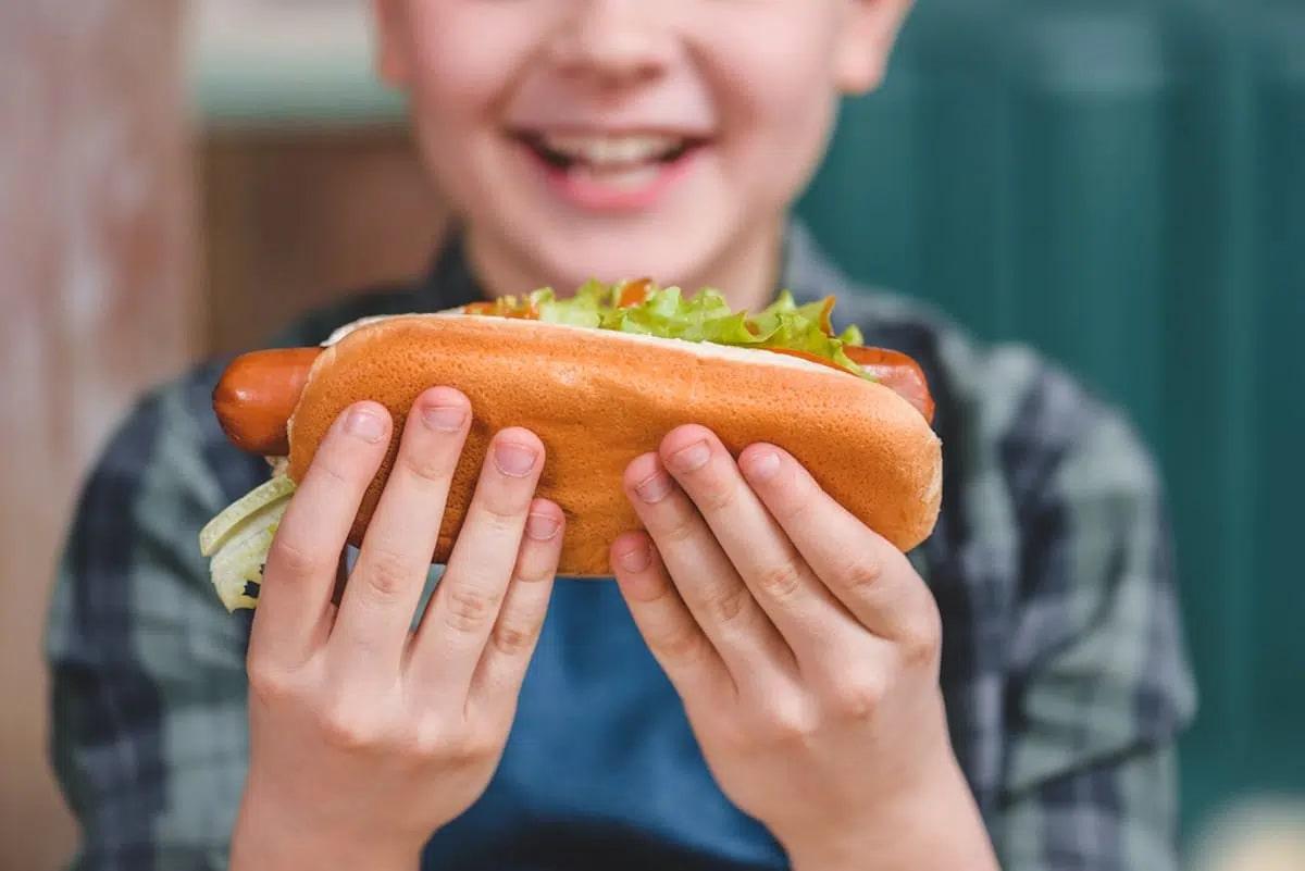 Estudo: o consumo deste alimento aumenta o risco de câncer em crianças