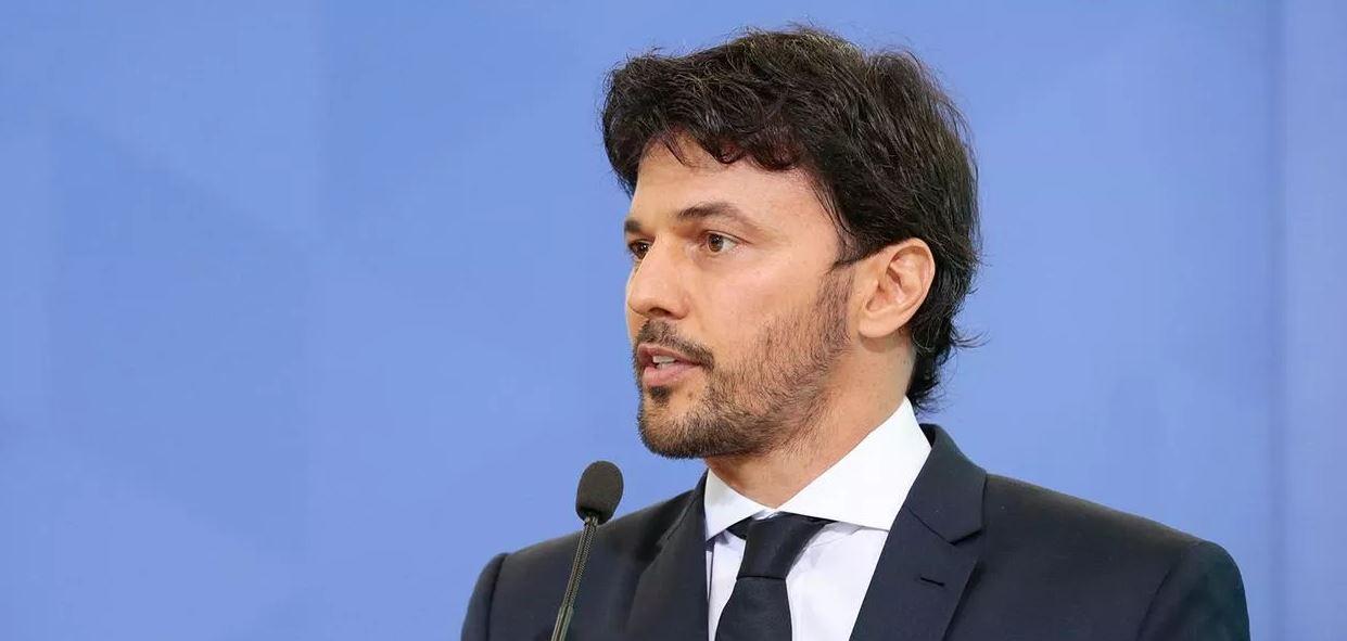 Fábio Faria desembarca do golpe das rádios e abandona farsa bolsonarista