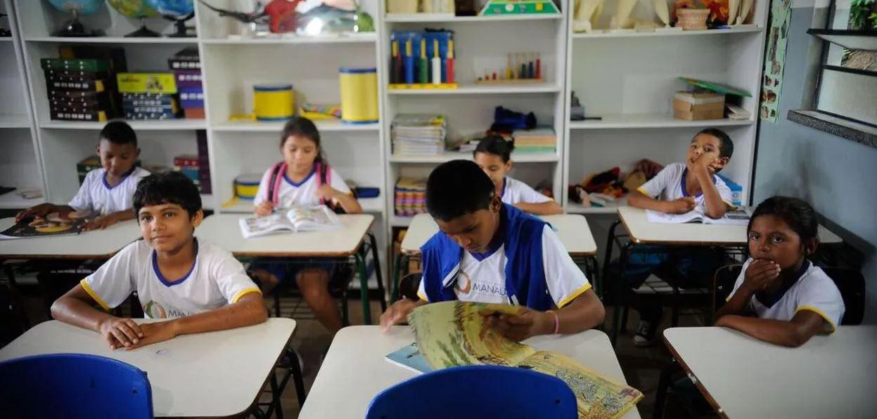Governo Bolsonaro autoriza corte de verba na educação que pode deixar 12 milhões de alunos sem livros didáticos