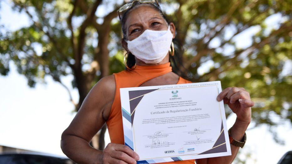 Governo do RN entrega mais 400 títulos de regularização fundiária em Natal