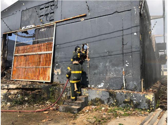 Incêndio em loja de pneus é controlado quase 24 horas depois na Grande Natal