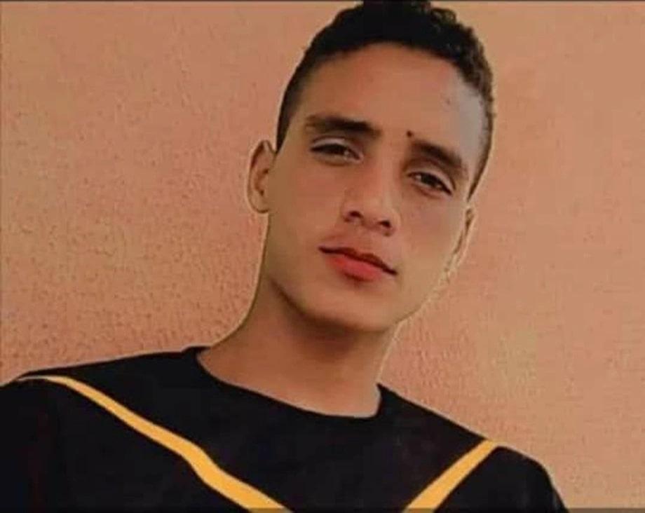 Jovem morre após sofrer descarga elétrica enquanto usava celular ligado na tomada