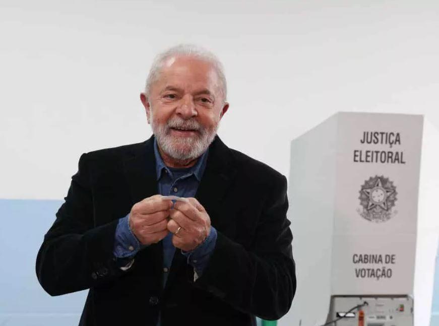 Líder nas pesquisas, Lula promete 