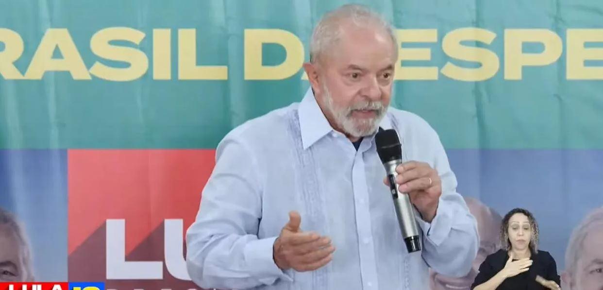Lula cresce entre evangélicos e lidera entre católicos com 56% das intenções, contra 38% de Bolsonaro