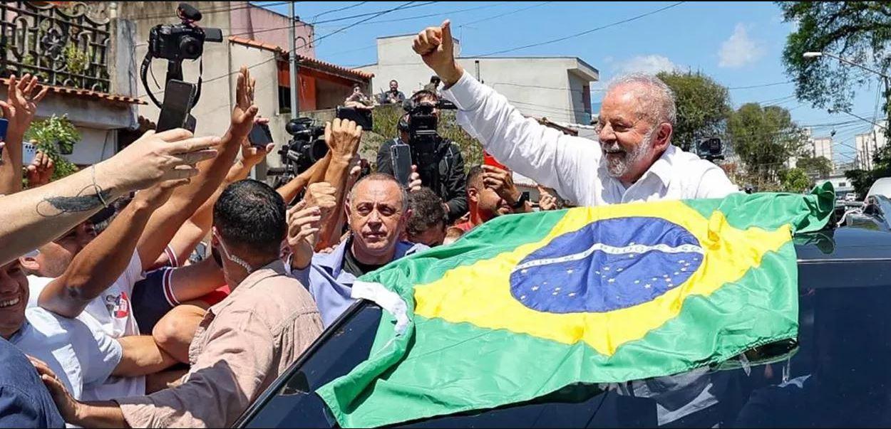 Lula volta com a força do povo contra o ódio e para reconstruir o Brasil