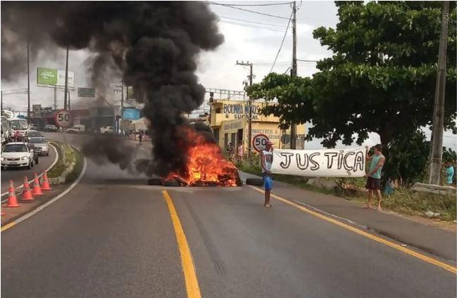 Manifestantes queimam pneus e fecham parte do trânsito perto da Ponte de Igapó em Natal