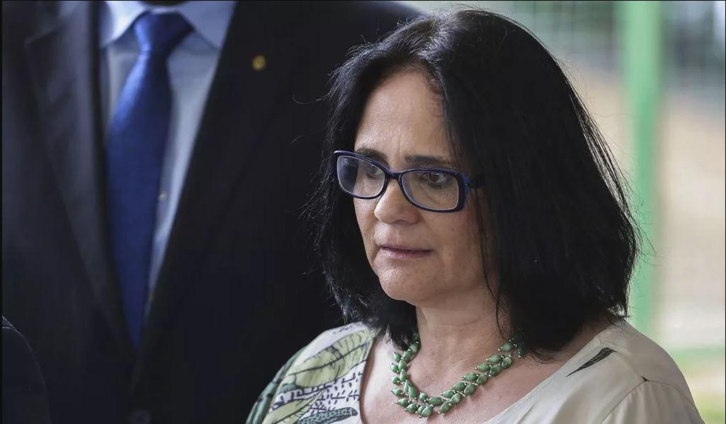 Mentira criminosa de Damares sobre sexo oral com crianças foi tirada de site de baixarias na internet