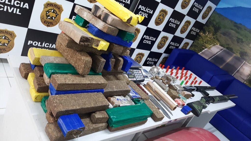 POLÍCIA CIVIL APREENDE 50KG DE MACONHA E ARMAS DE FOGO EM PARNAMIRIM