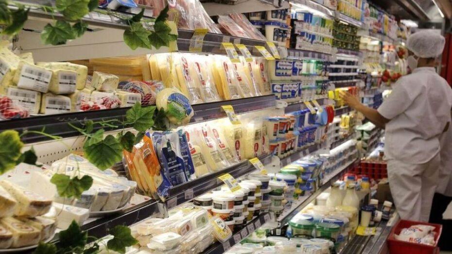 Procon encontra alimentos vencidos em mercados de Natal e descarta produtos