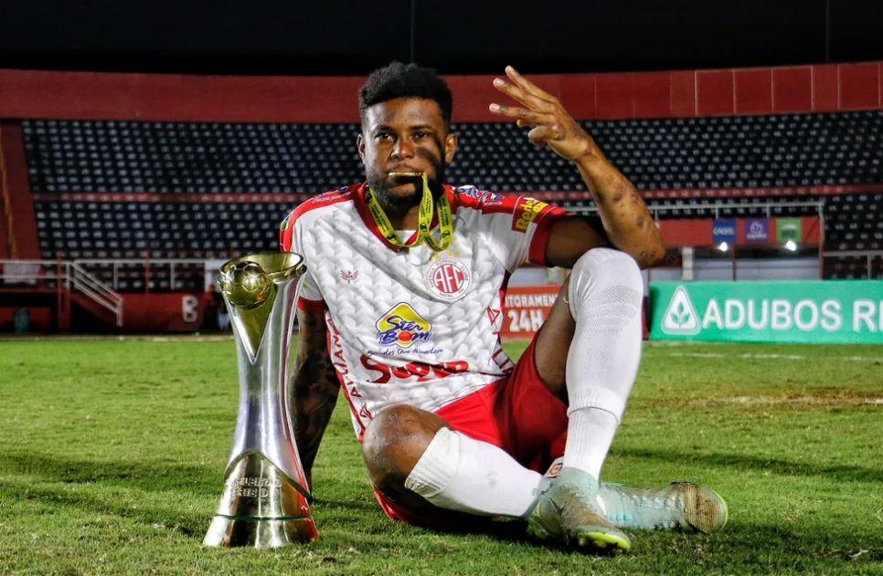 Rafael Carioca é o 13º jogador a renovar com o América-RN
