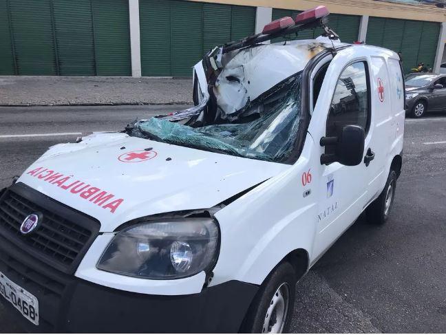 Ambulância atinge caminhão-baú e provoca engavetamento na avenida Nevaldo Rocha, em Natal