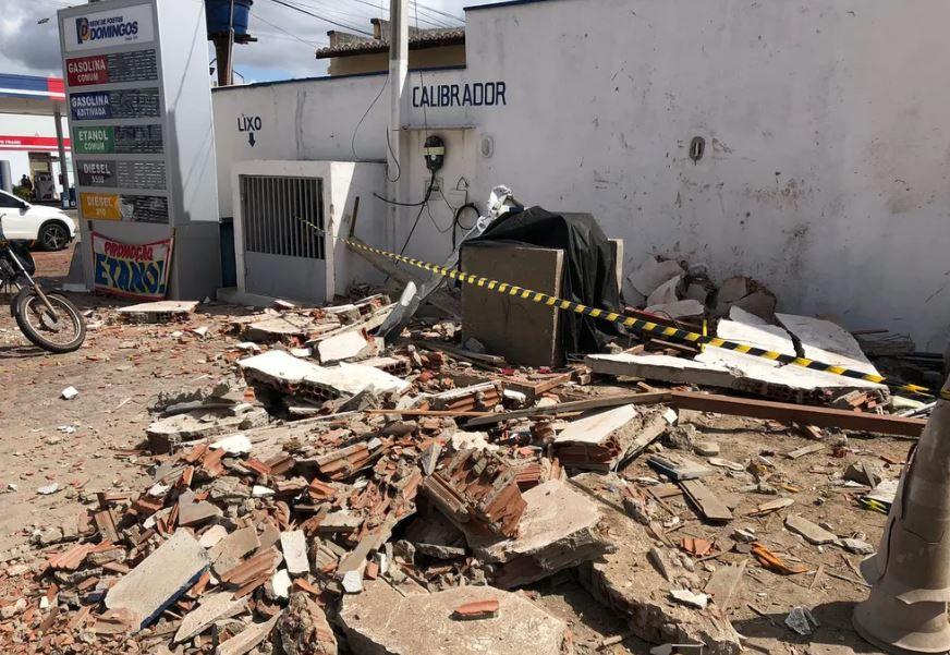 Bandidos rendem funcionários e explodem cofre em posto de combustíveis no RN;