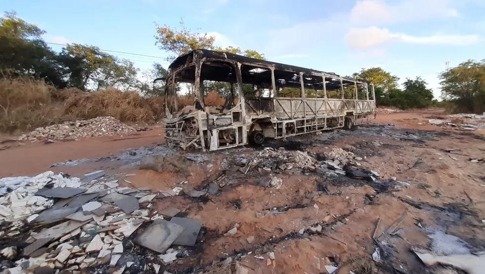 Bandidos sequestram motorista e roubam ônibus escolar de Natal; veículo é encontrado incendiado